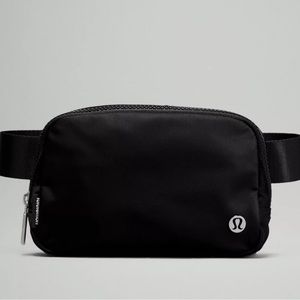 NWT still in bag !! Lululemon Everywhere Belt Bag in black!